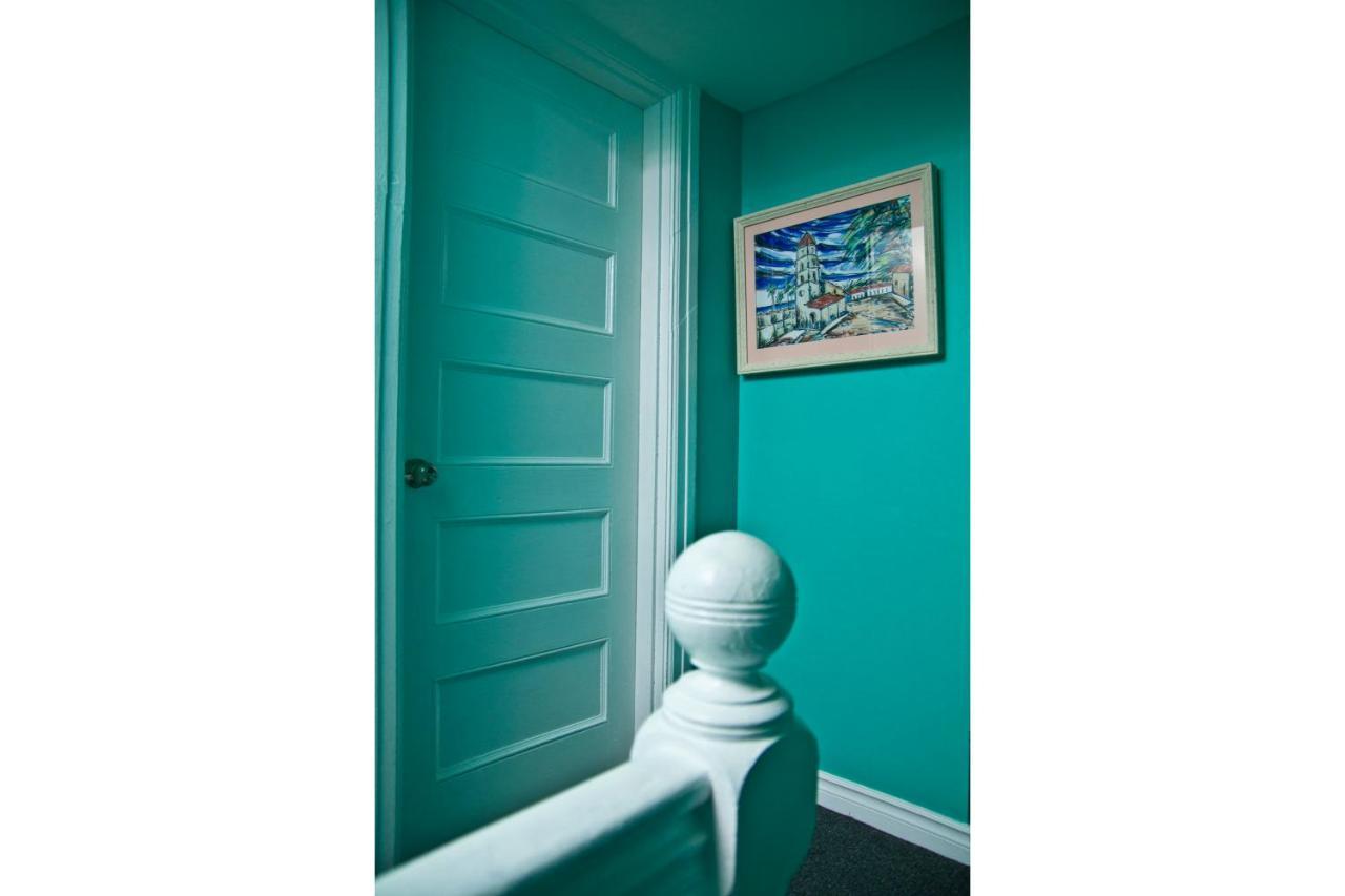 Colour Cube Guest House Toronto Downtown East Exterior photo